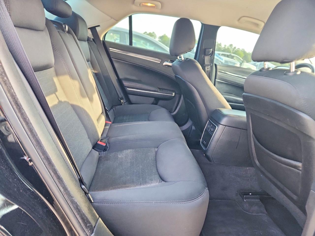 2018 CHRYSLER 300 TOURING photo 19