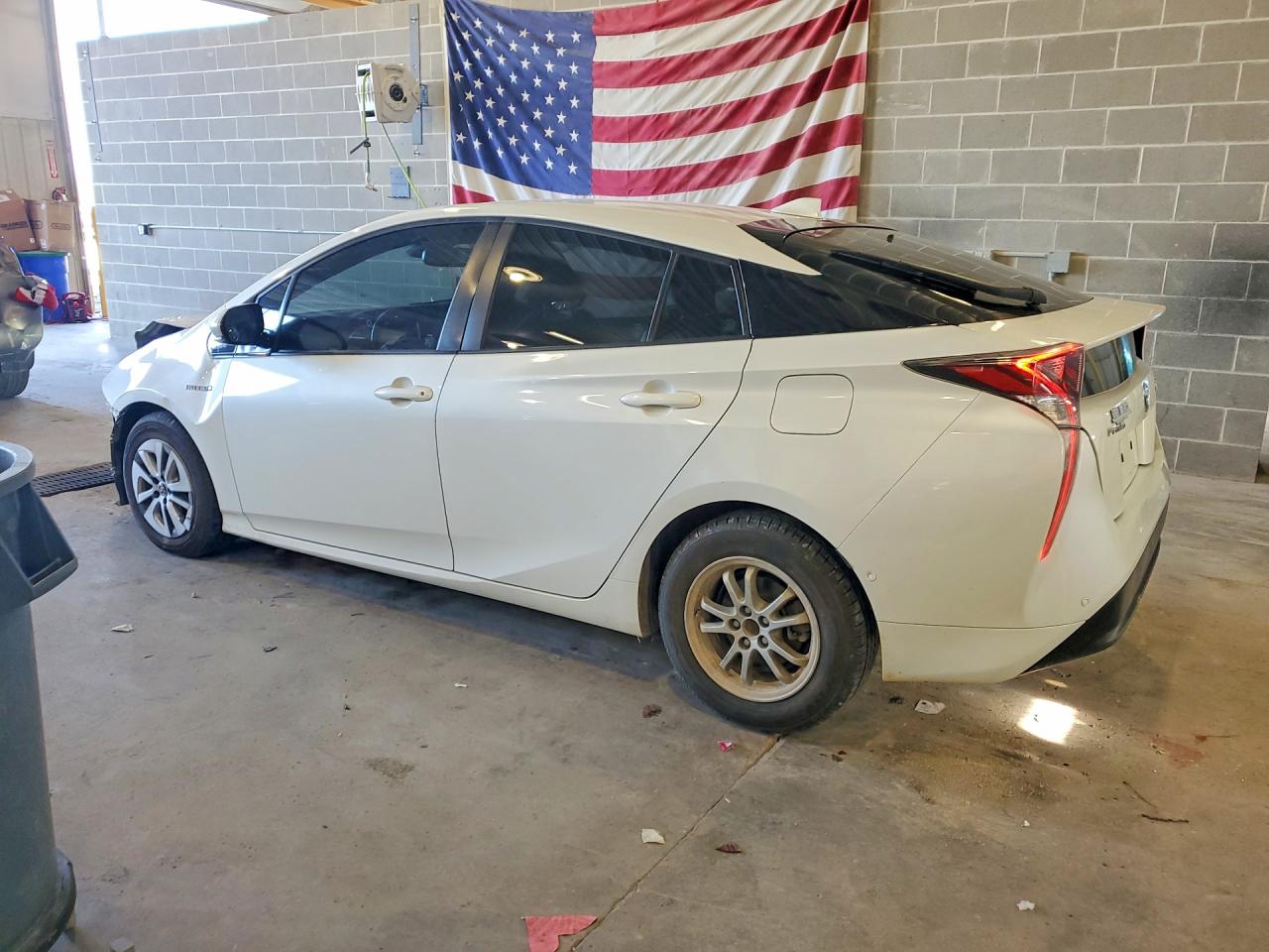 2017 TOYOTA PRIUS FOUR photo 3