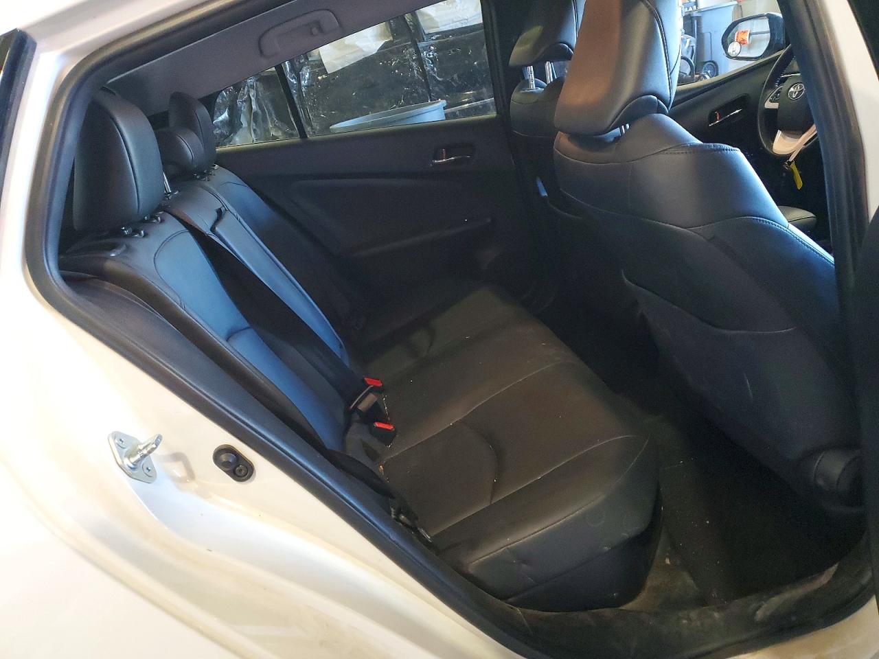 2017 TOYOTA PRIUS FOUR photo 19