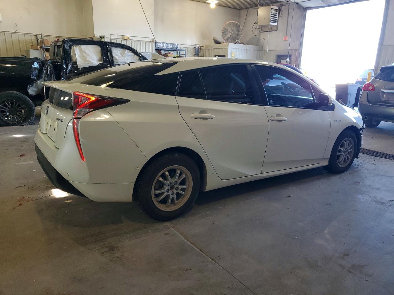 2017 TOYOTA PRIUS FOUR photo 5