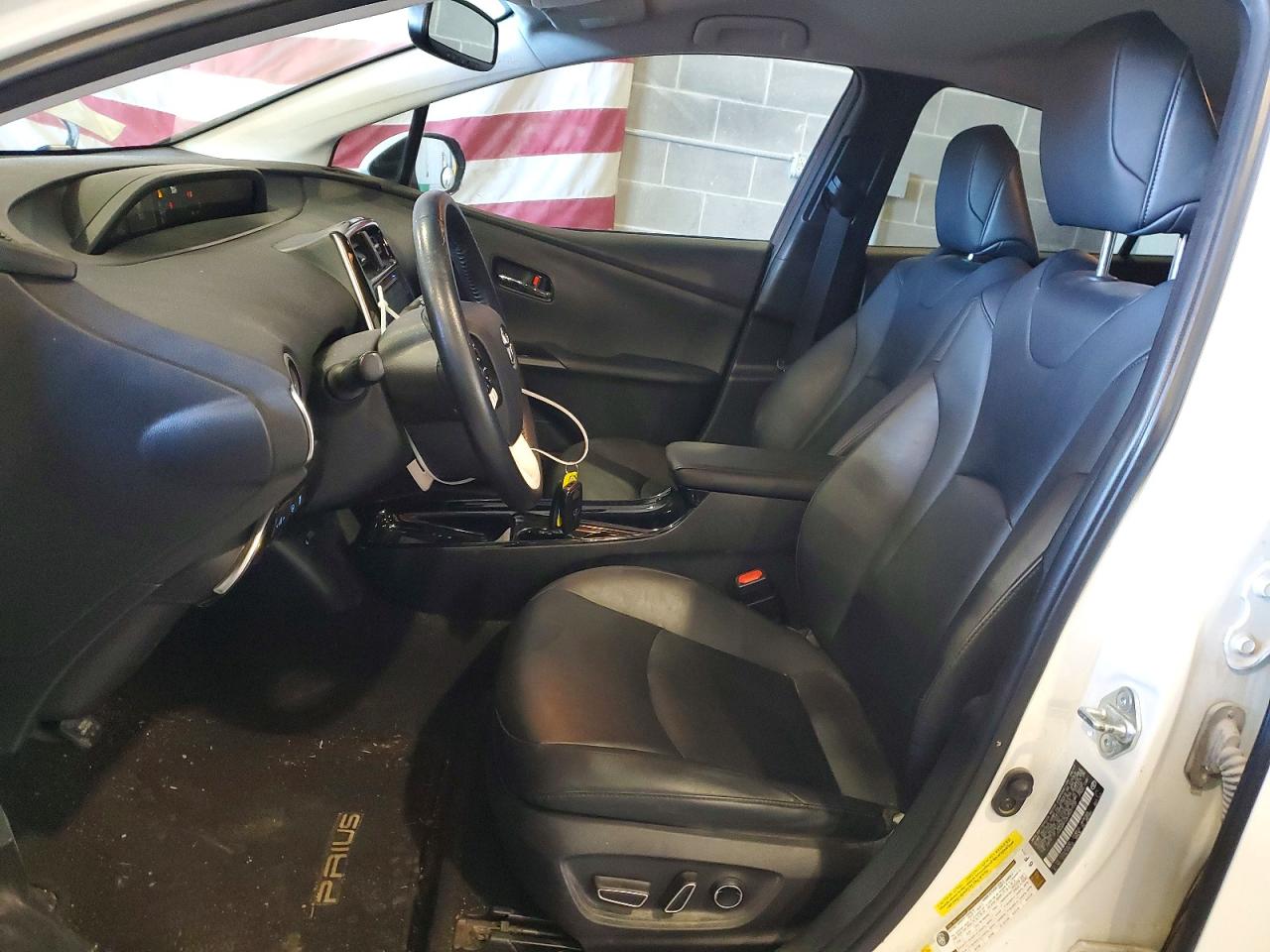 2017 TOYOTA PRIUS FOUR photo 13