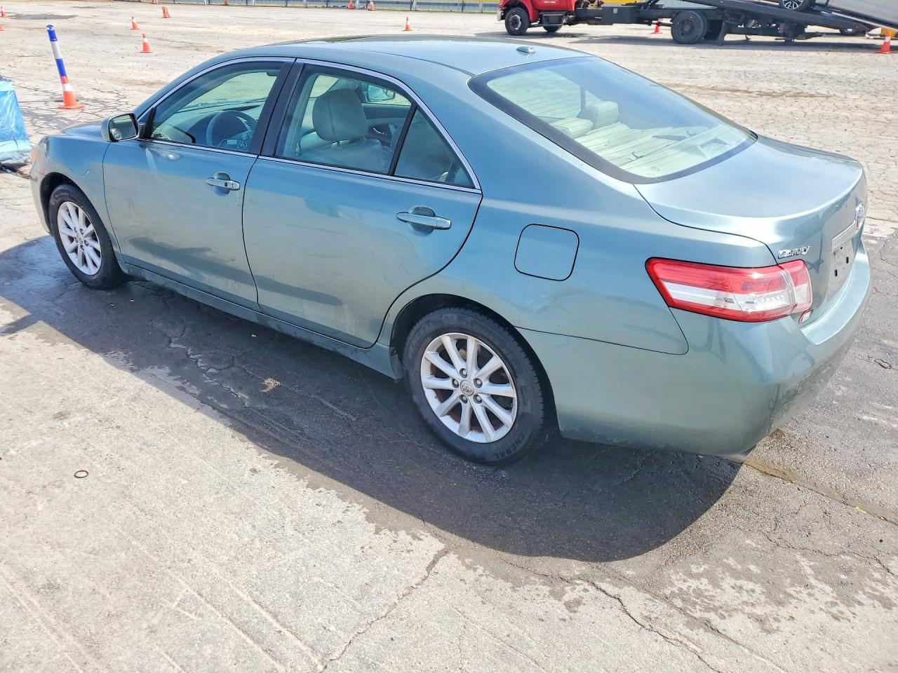 2010 TOYOTA CAMRY XLE V6 photo 2
