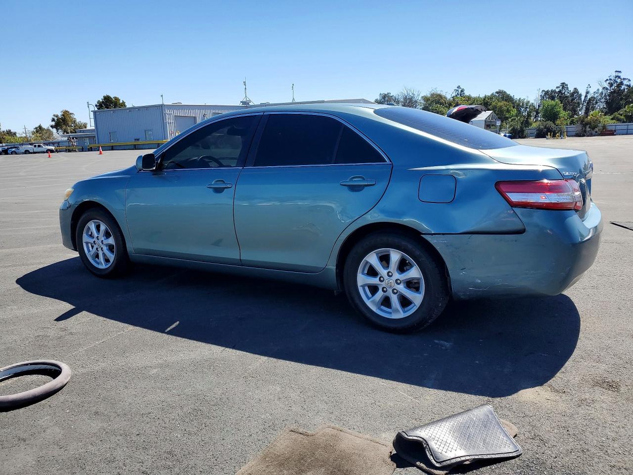 2011 TOYOTA CAMRY LE photo 4
