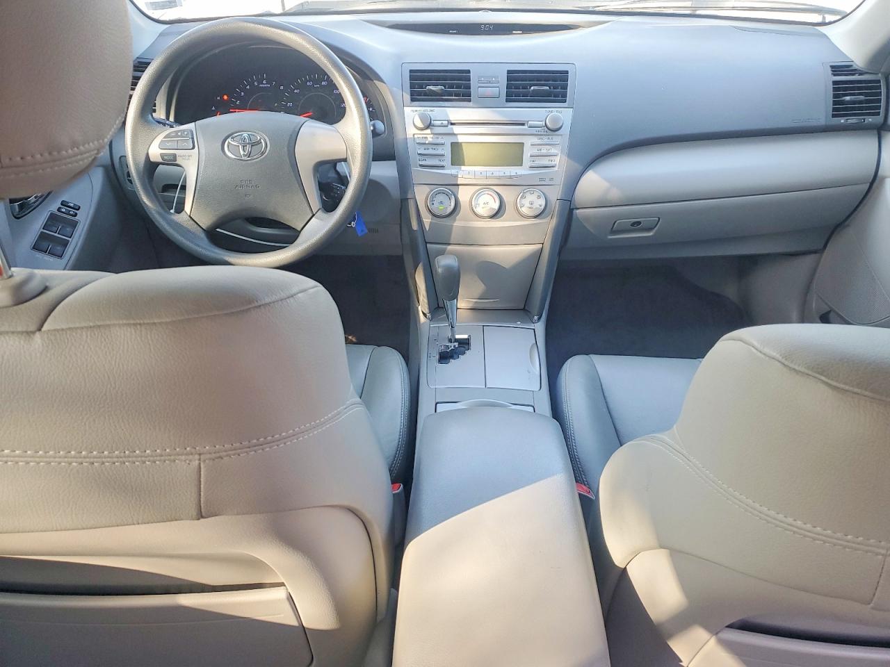 2011 TOYOTA CAMRY LE photo 8