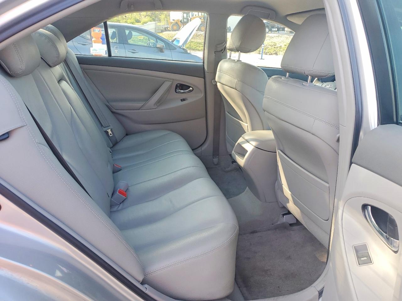2011 TOYOTA CAMRY LE photo 10