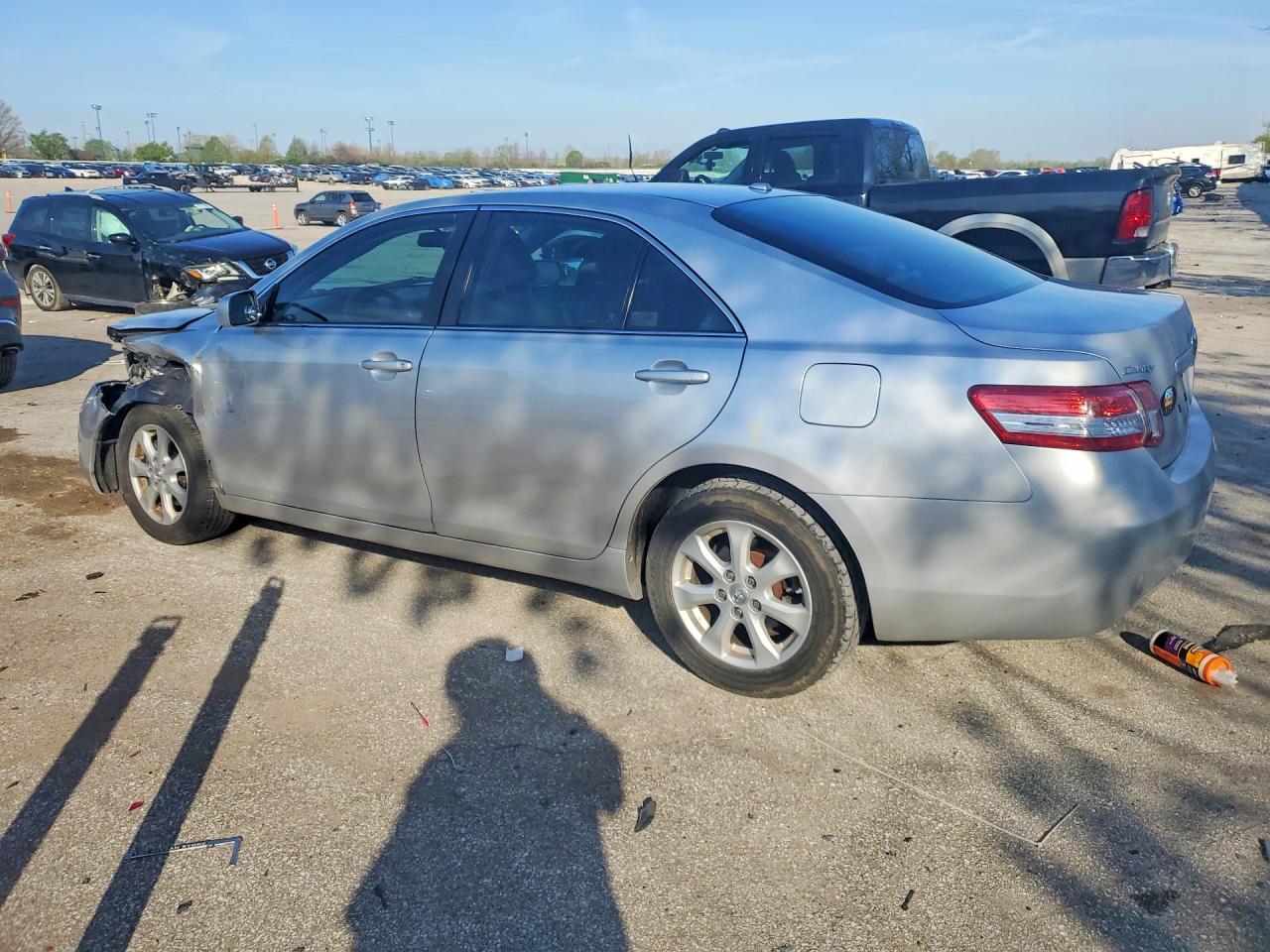 2011 TOYOTA CAMRY LE photo 2