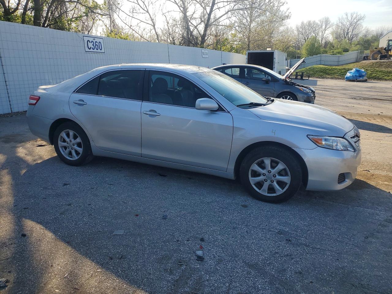 2011 TOYOTA CAMRY LE photo 4