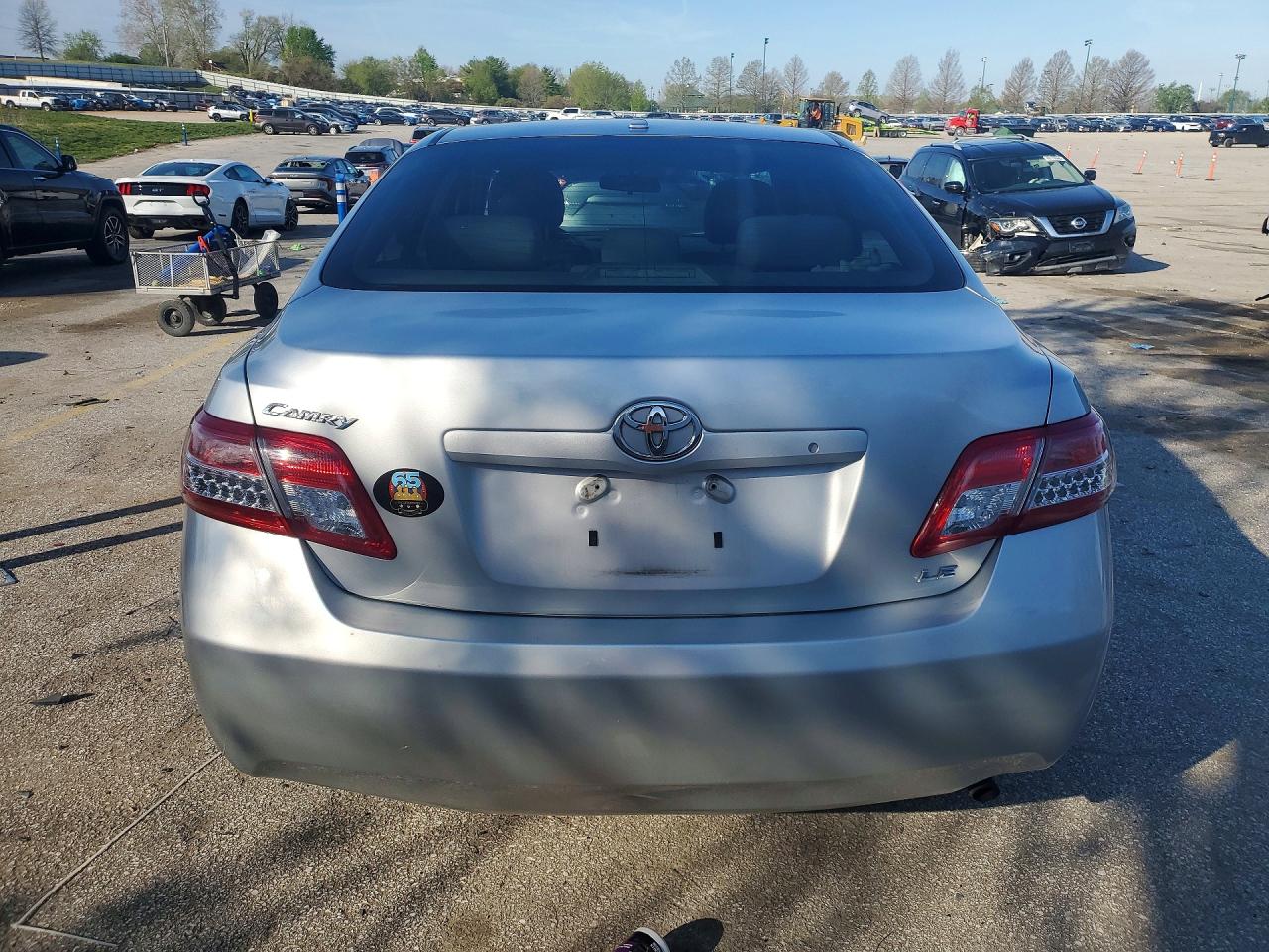 2011 TOYOTA CAMRY LE photo 6