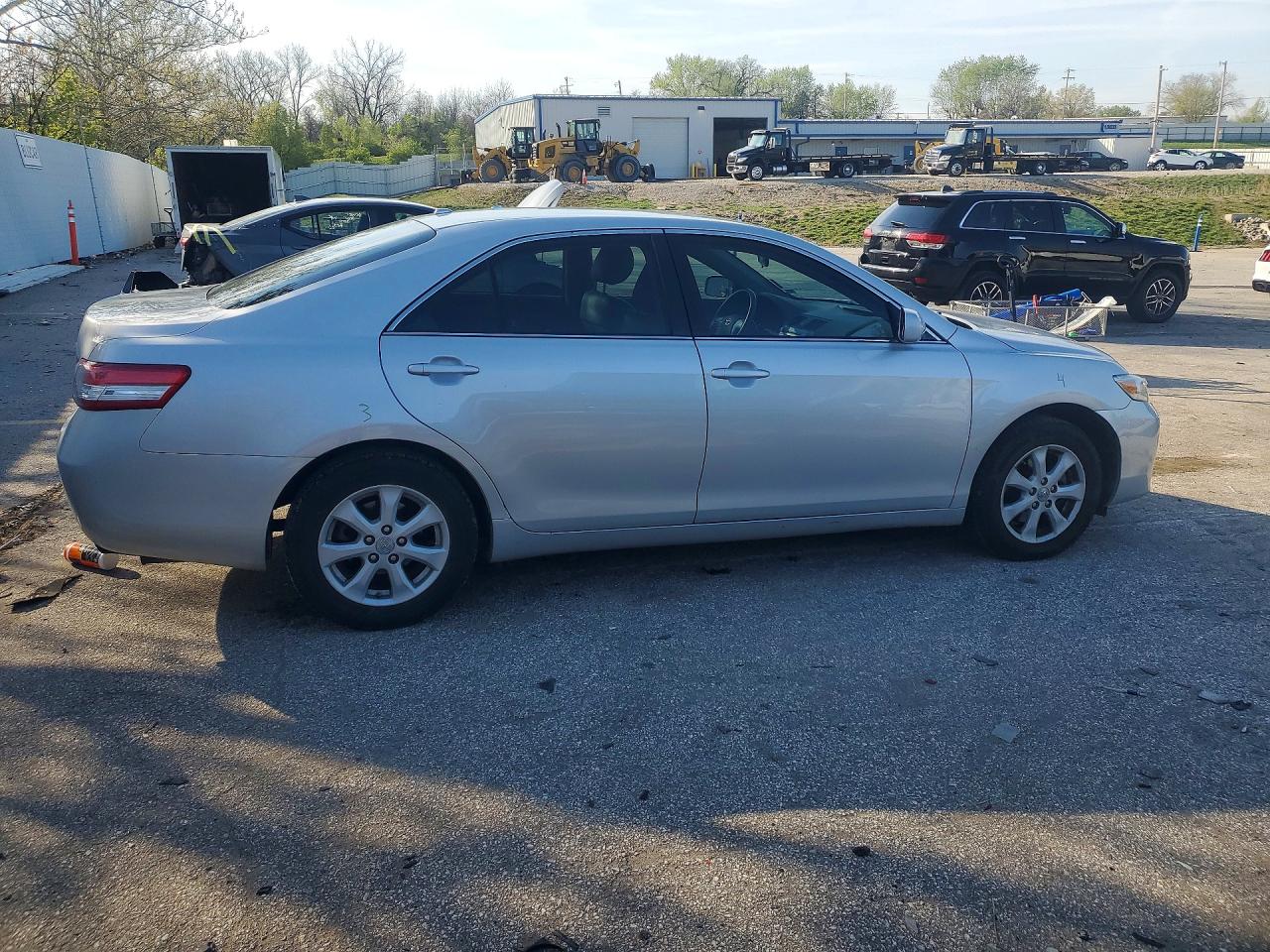 2011 TOYOTA CAMRY LE photo 3