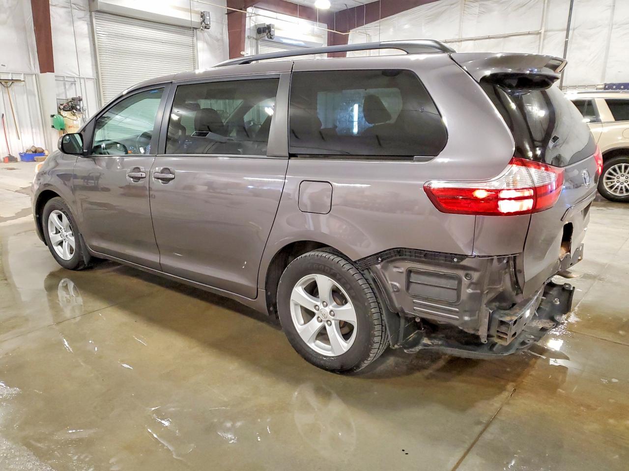 2017 TOYOTA SIENNA LE 8-PASSENGER photo 4