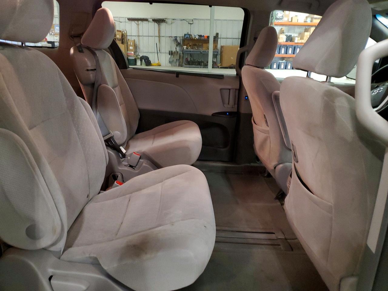 2017 TOYOTA SIENNA LE 8-PASSENGER photo 31