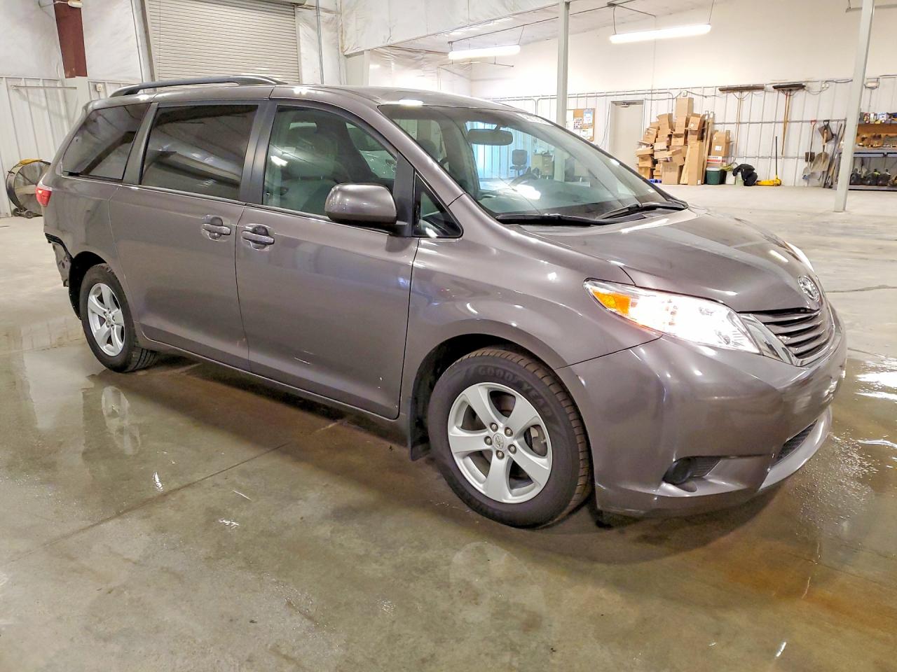 2017 TOYOTA SIENNA LE 8-PASSENGER photo 10