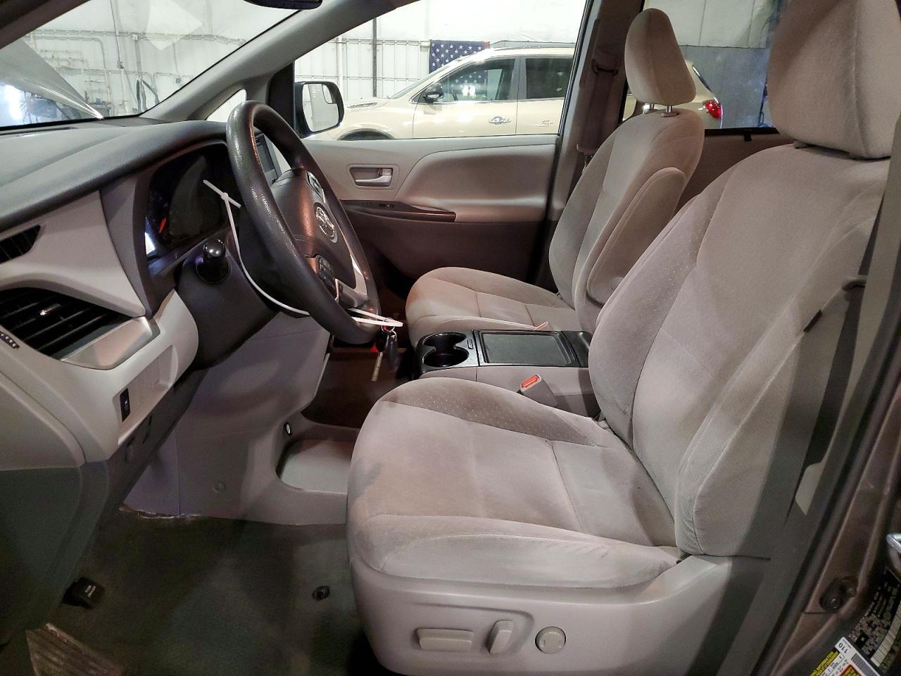2017 TOYOTA SIENNA LE 8-PASSENGER photo 19