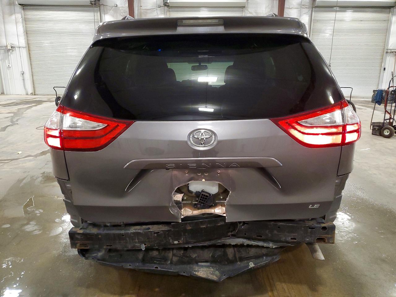 2017 TOYOTA SIENNA LE 8-PASSENGER photo 16