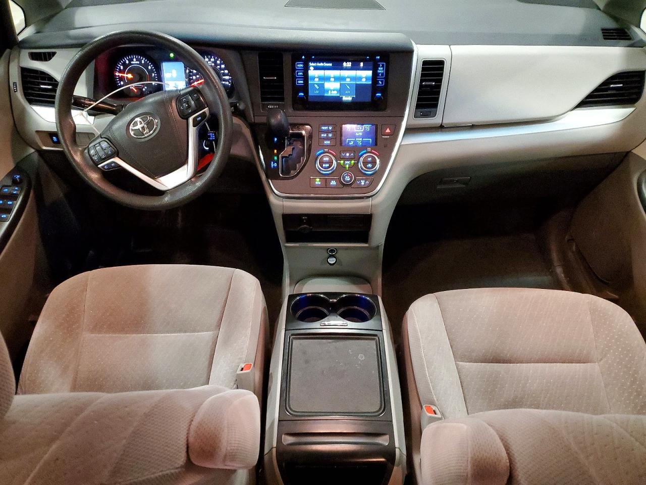 2017 TOYOTA SIENNA LE 8-PASSENGER photo 22