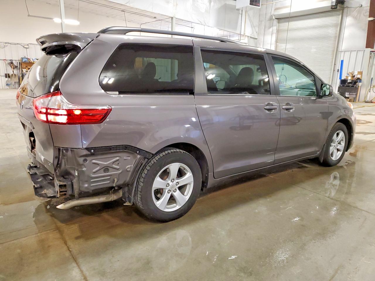 2017 TOYOTA SIENNA LE 8-PASSENGER photo 7