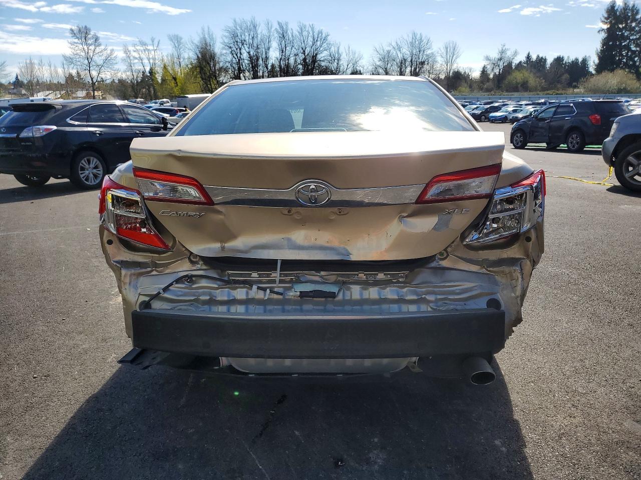 2012 TOYOTA CAMRY XLE photo 11