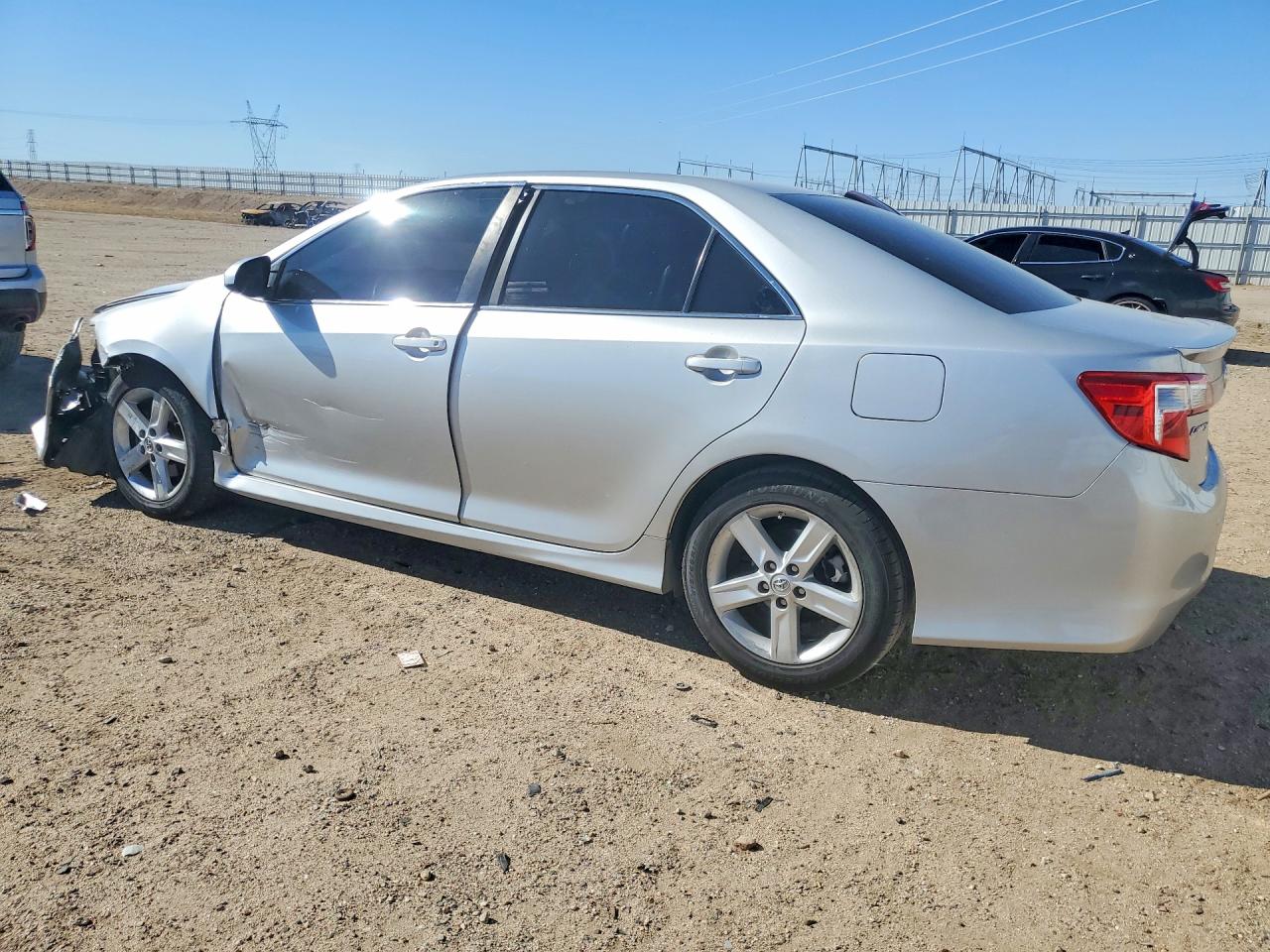 2014 TOYOTA CAMRY SE photo 4