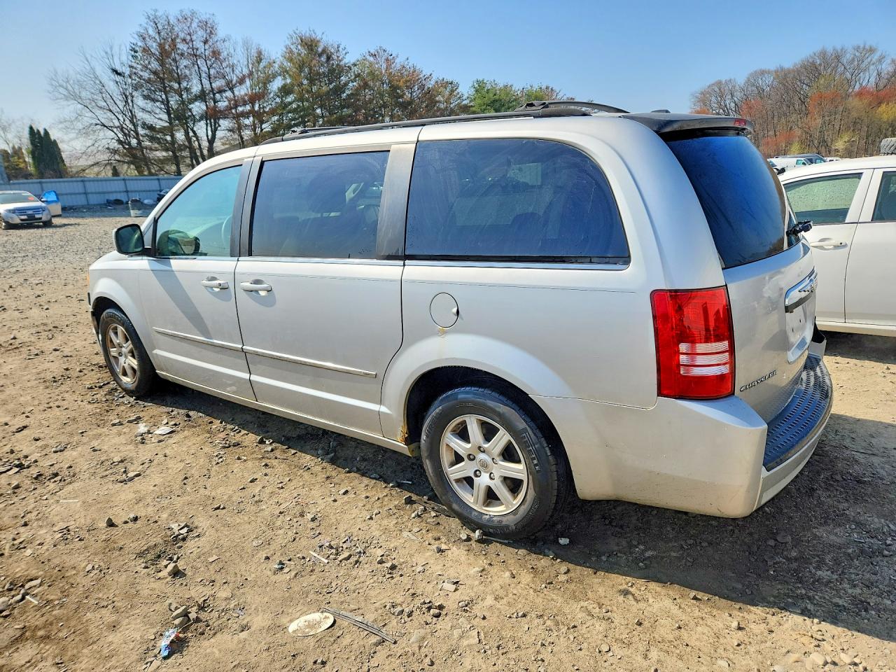 2010 CHRYSLER TOWN & COUNTRY TOURING photo 3