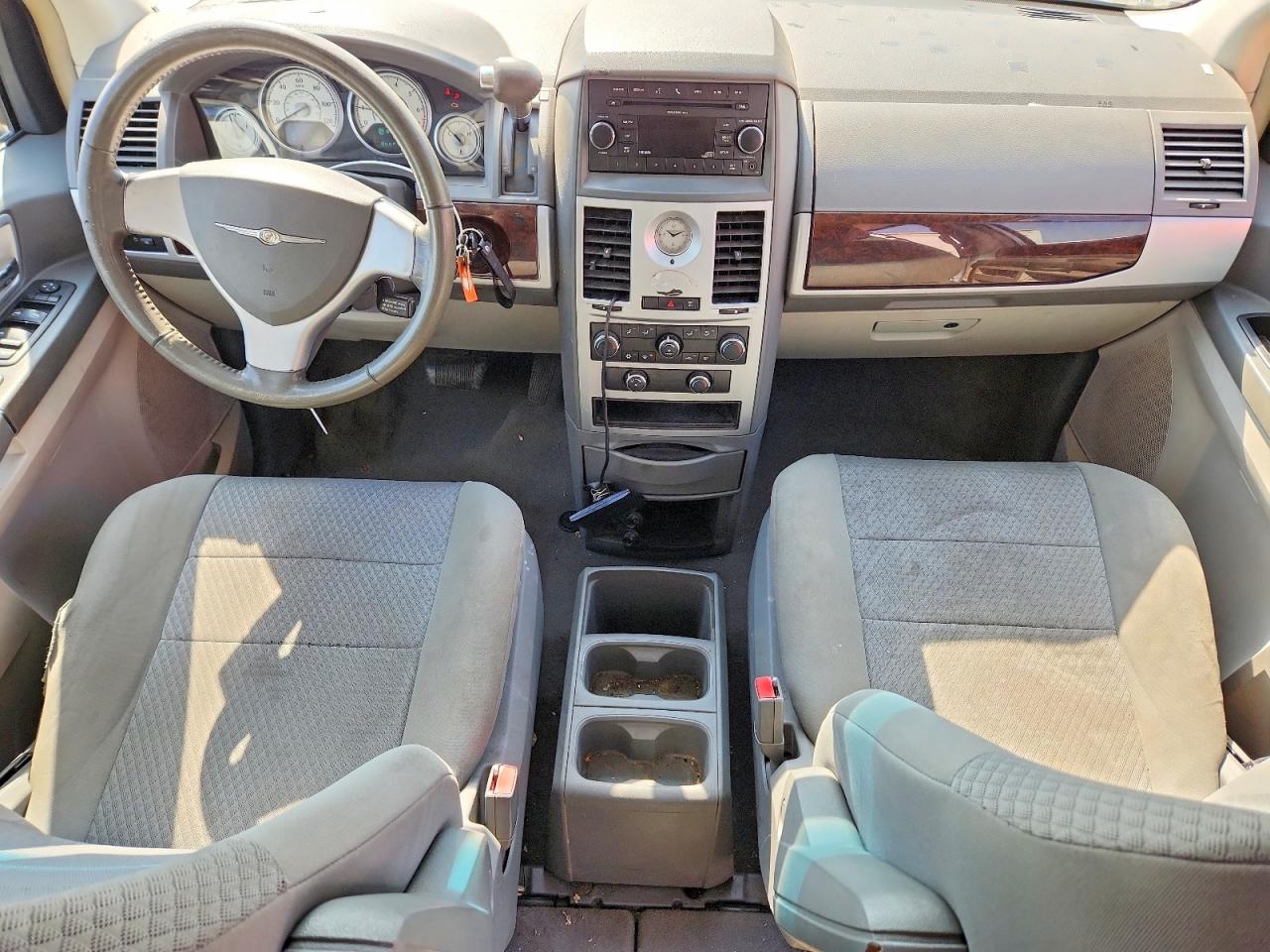 2010 CHRYSLER TOWN & COUNTRY TOURING photo 15