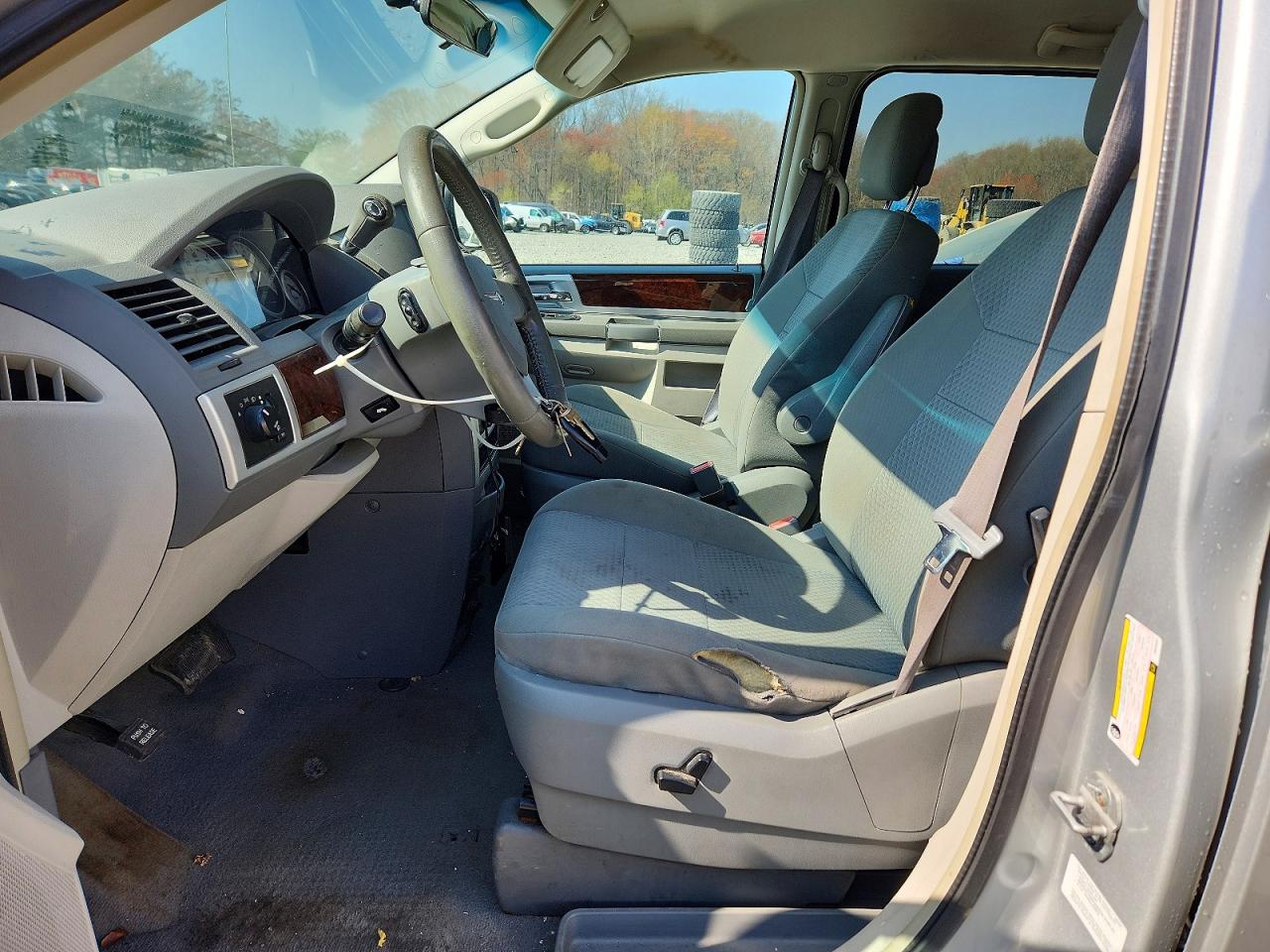 2010 CHRYSLER TOWN & COUNTRY TOURING photo 13