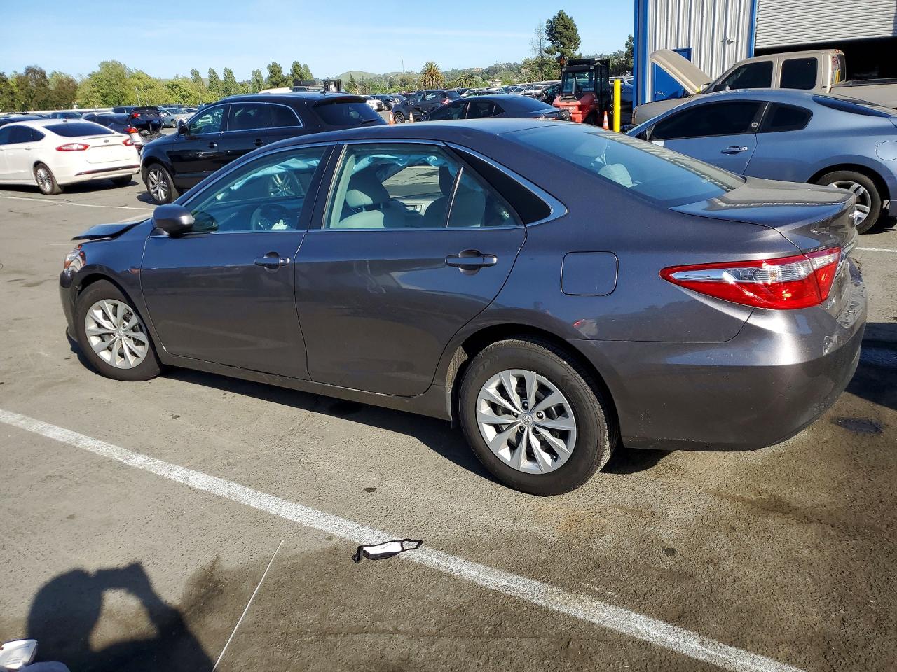 2017 TOYOTA CAMRY LE photo 3