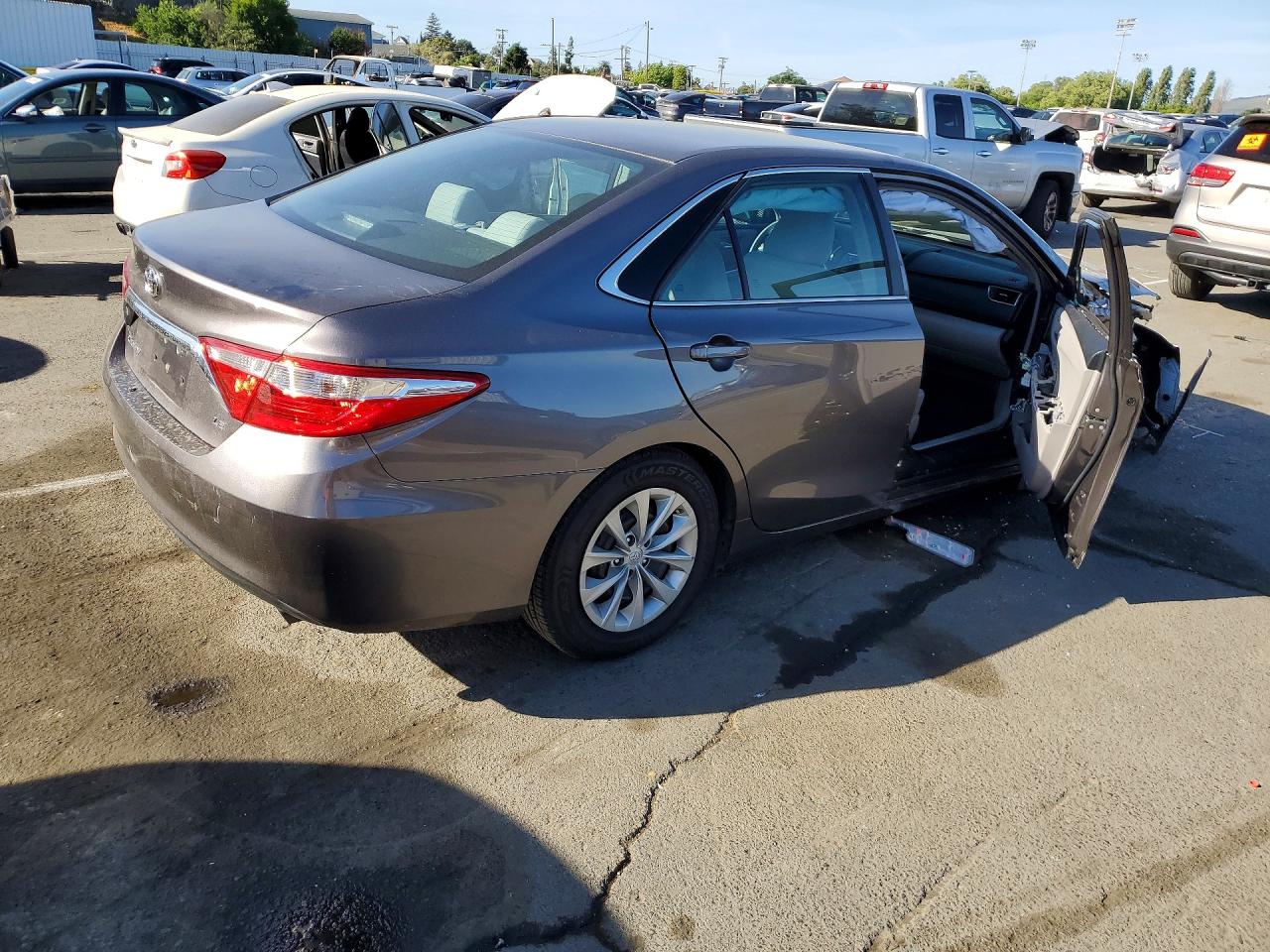 2017 TOYOTA CAMRY LE photo 5