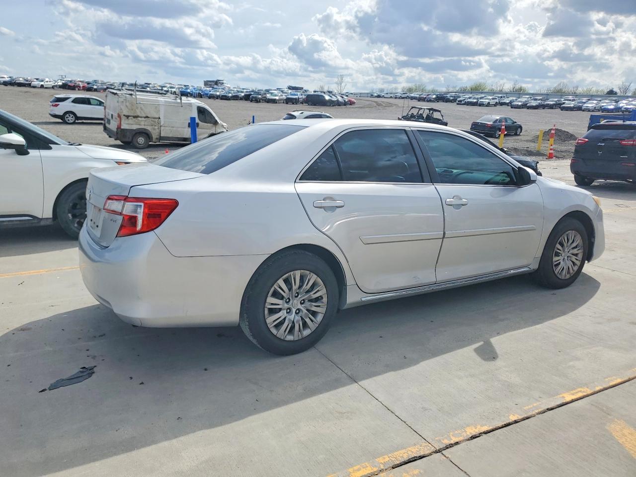 2014 TOYOTA CAMRY LE photo 5