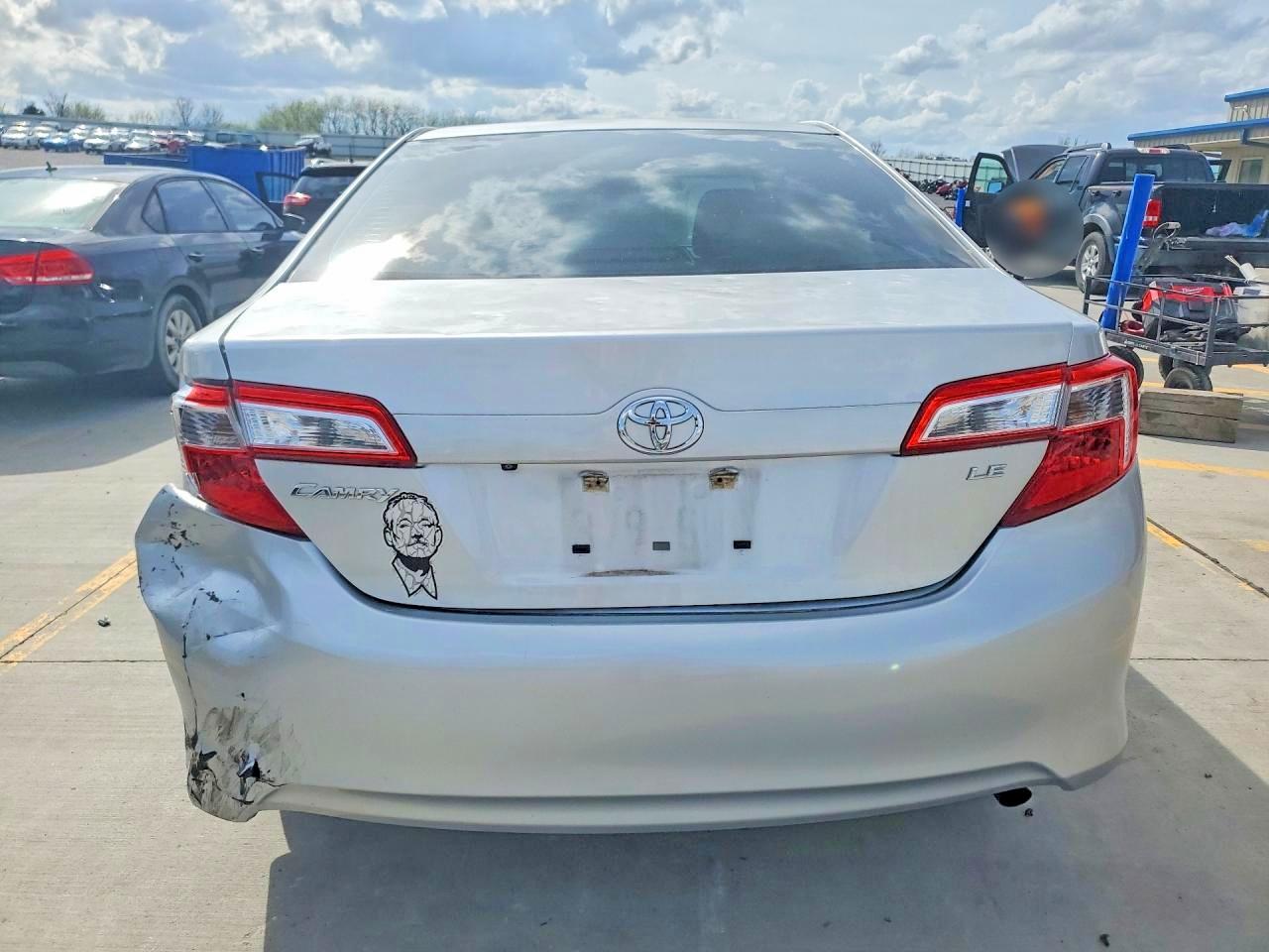 2014 TOYOTA CAMRY LE photo 11