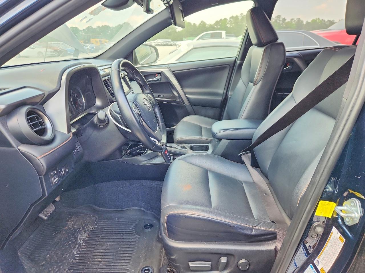 2017 TOYOTA RAV4 photo 7