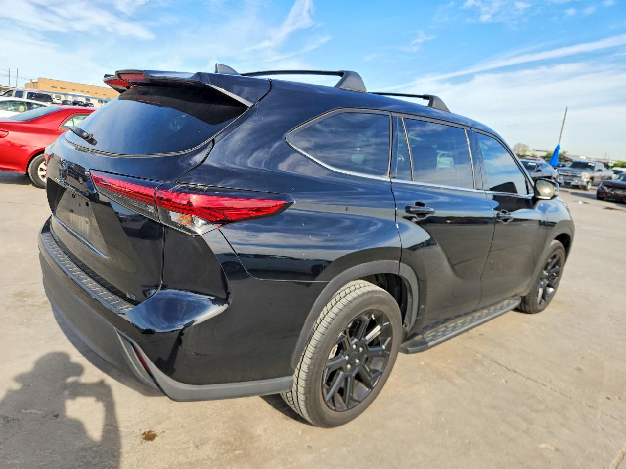 2022 TOYOTA HIGHLANDER LE photo 3