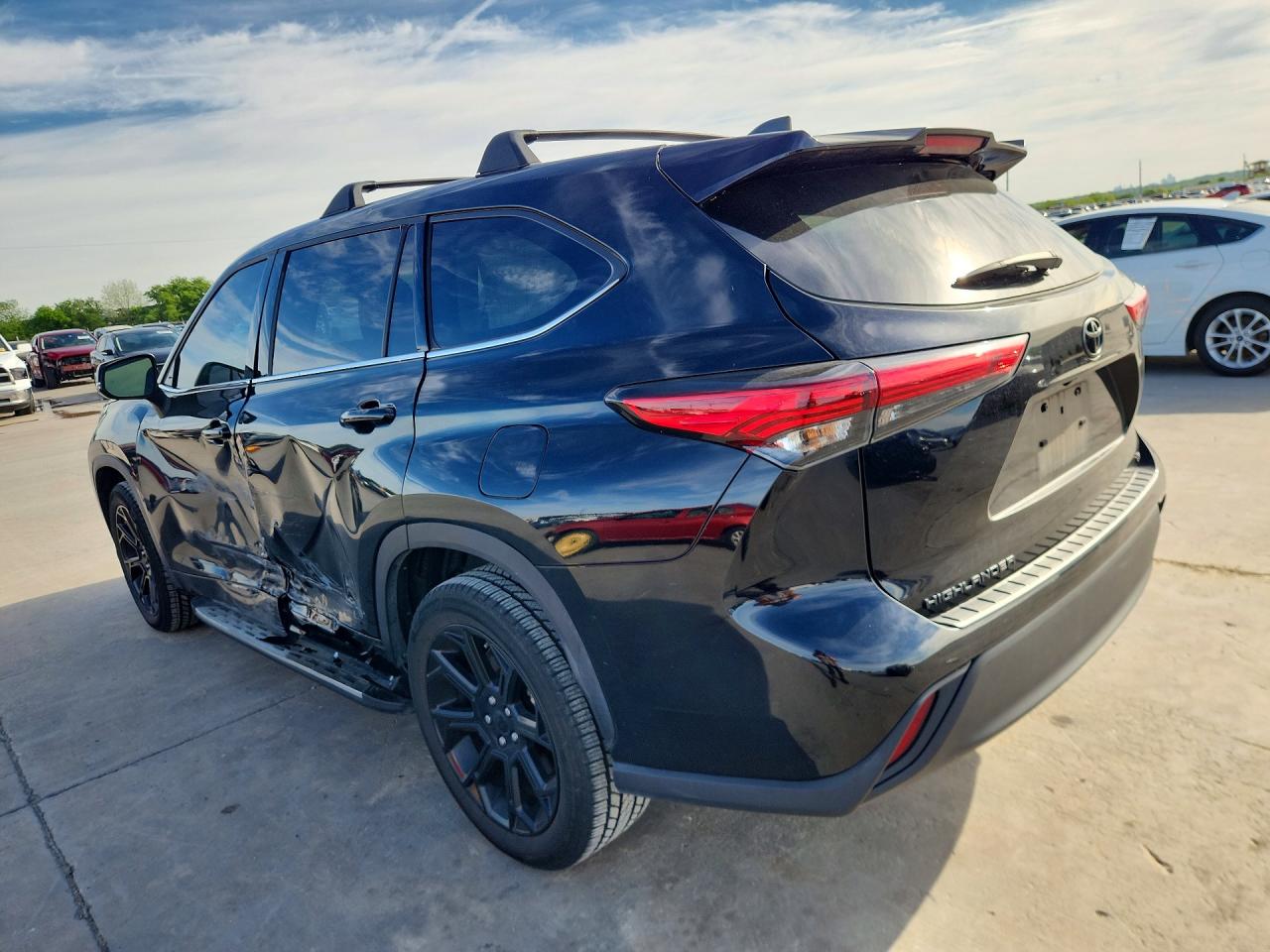 2022 TOYOTA HIGHLANDER LE photo 2