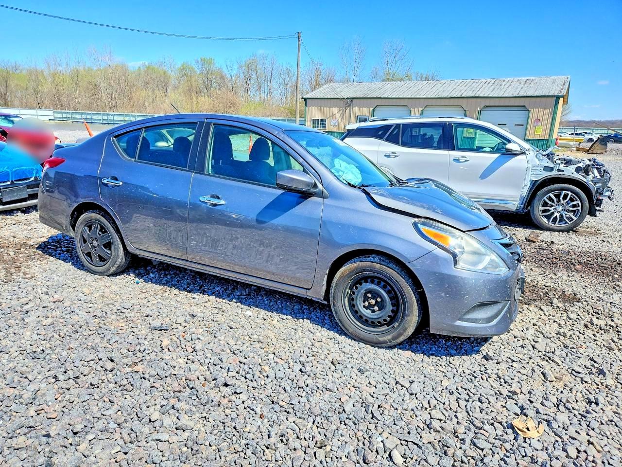 2019 NISSAN VERSA SV photo 4