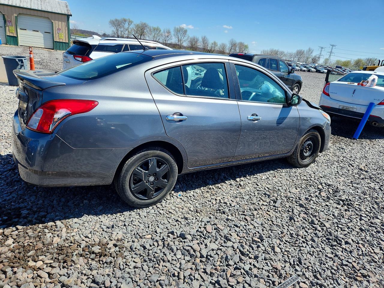 2019 NISSAN VERSA SV photo 3