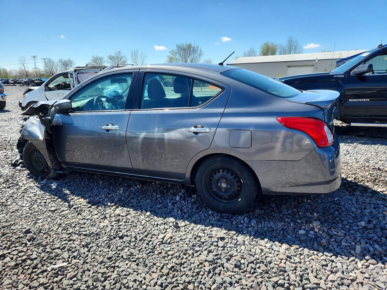 2019 NISSAN VERSA SV photo 2
