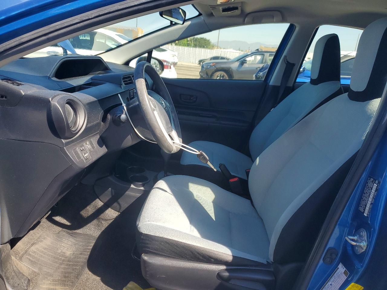 2015 TOYOTA PRIUS C ONE photo 13