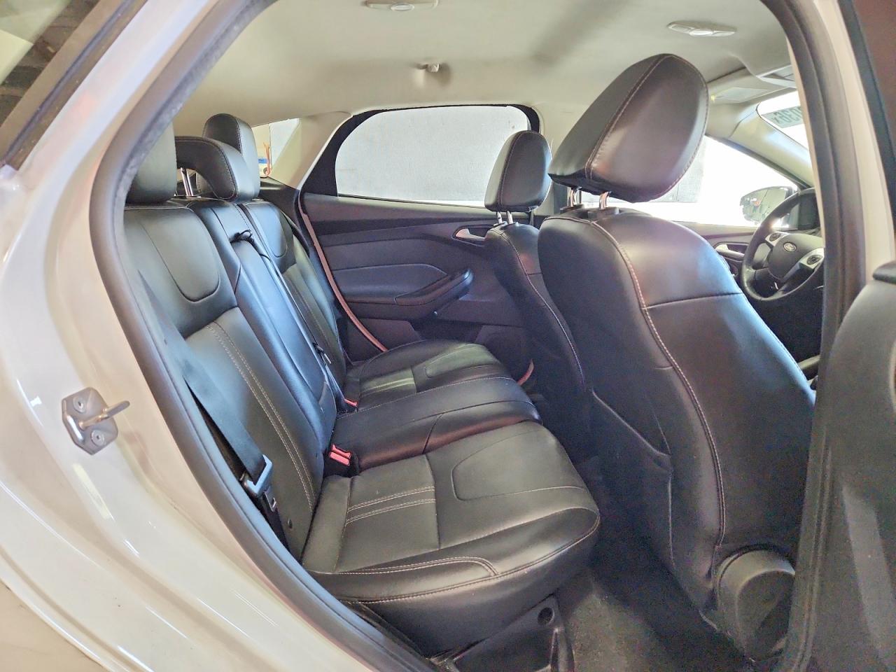 2014 FORD FOCUS SE photo 19