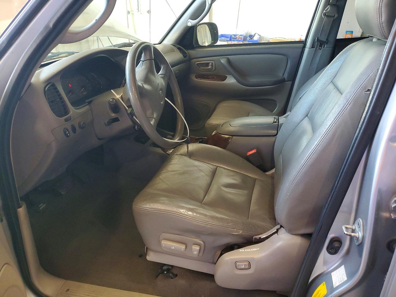 2002 TOYOTA SEQUOIA SR5 photo 19