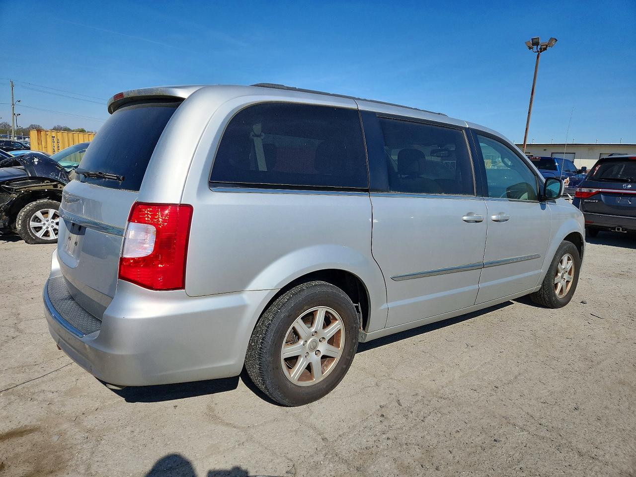 2011 CHRYSLER TOWN & COUNTRY TOURING photo 3