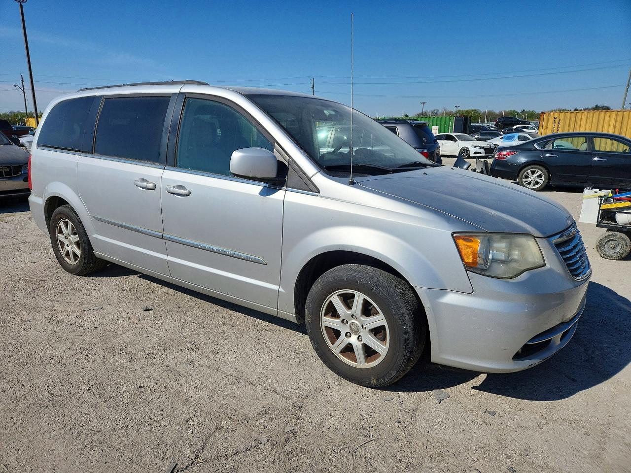 2011 CHRYSLER TOWN & COUNTRY TOURING photo 4