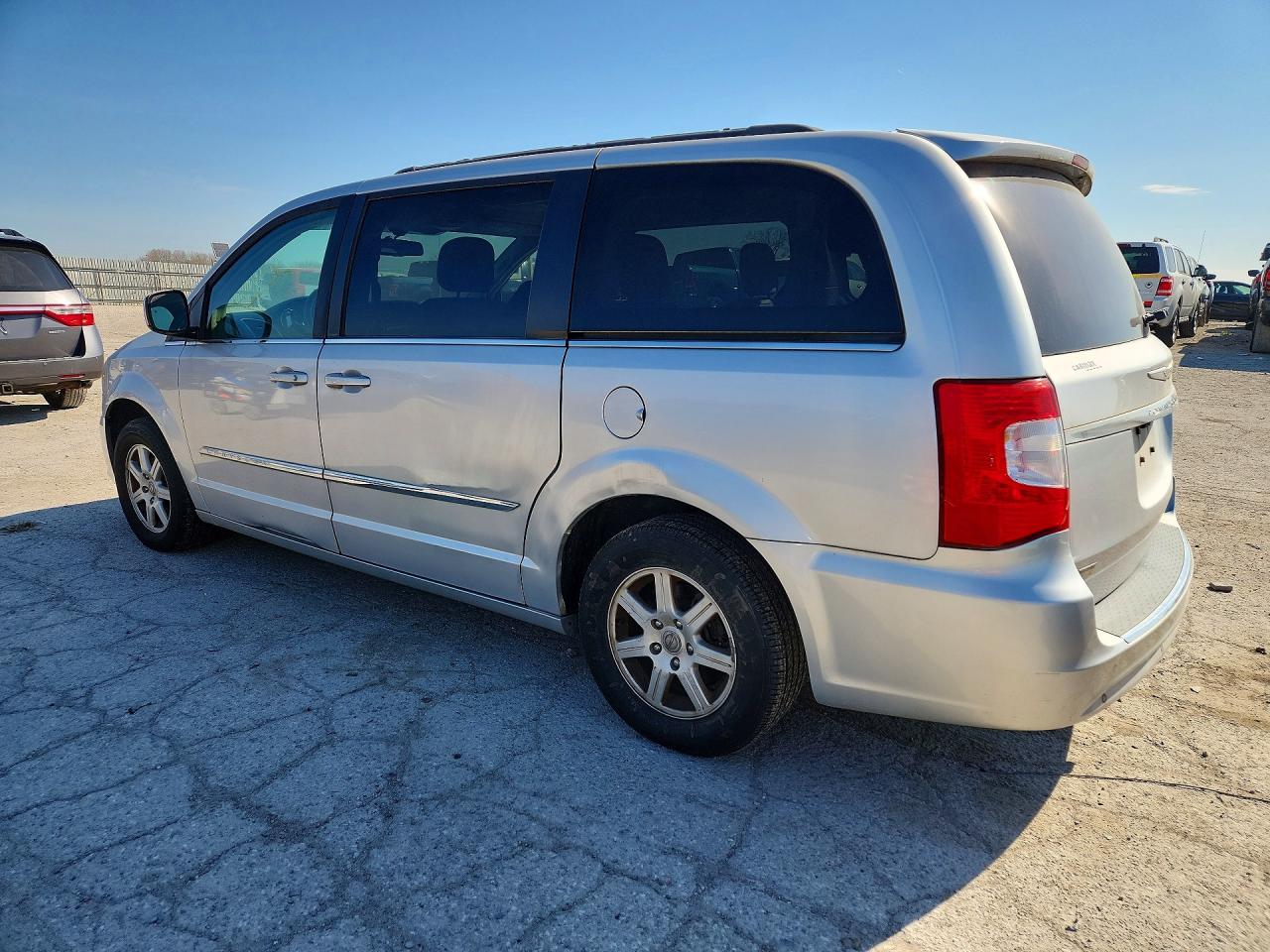 2011 CHRYSLER TOWN & COUNTRY TOURING photo 2