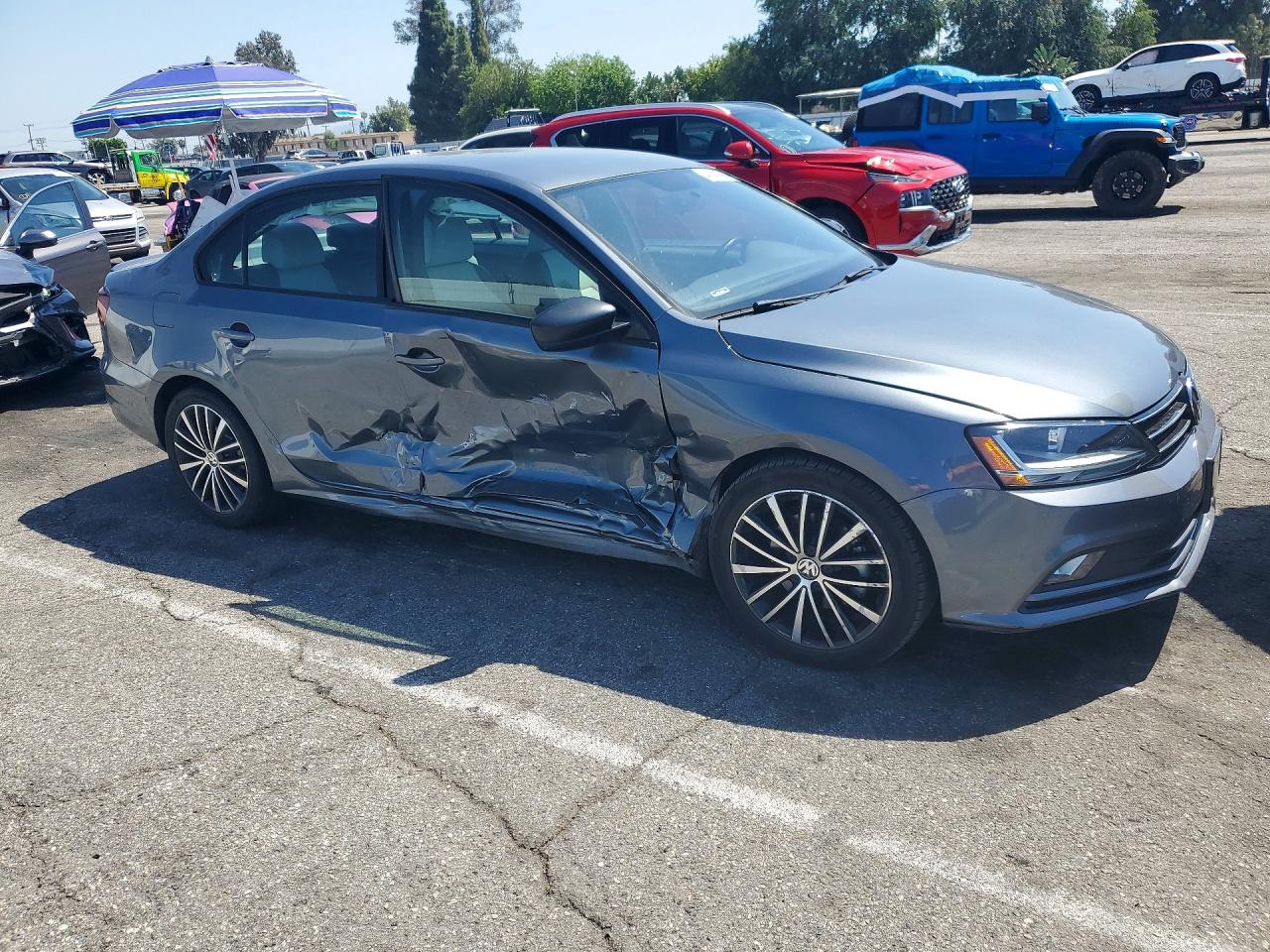 2017 VOLKSWAGEN JETTA SPORT photo 4