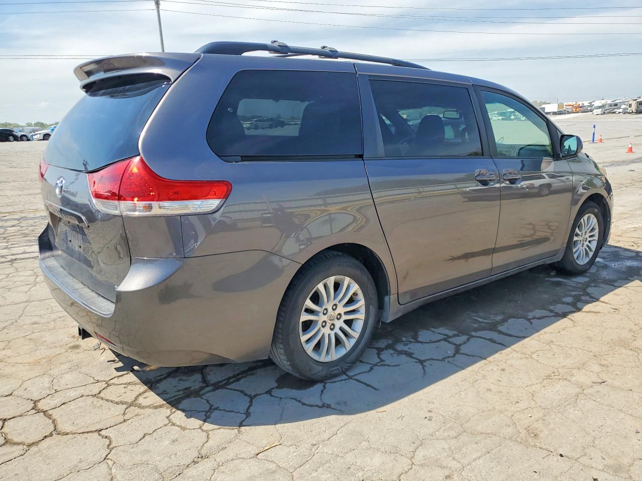 2014 TOYOTA SIENNA XLE 8-PASSENGER photo 3