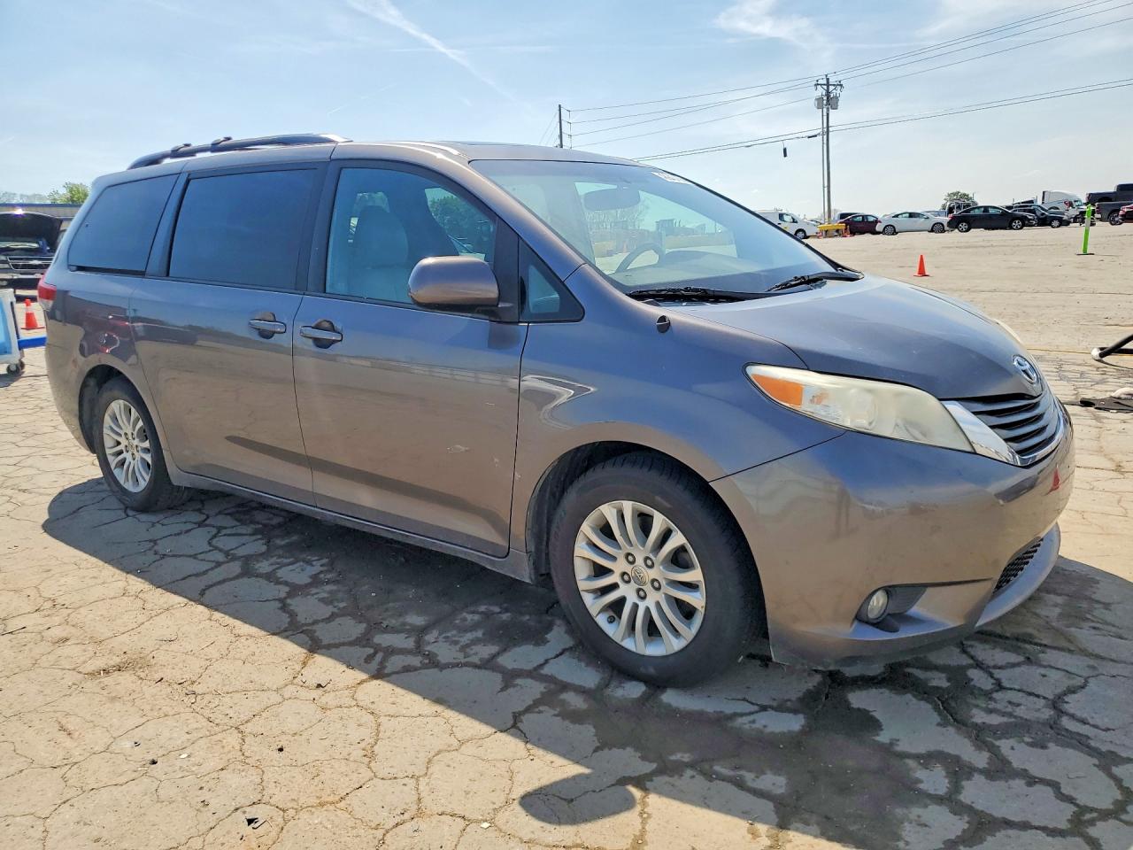 2014 TOYOTA SIENNA XLE 8-PASSENGER photo 4