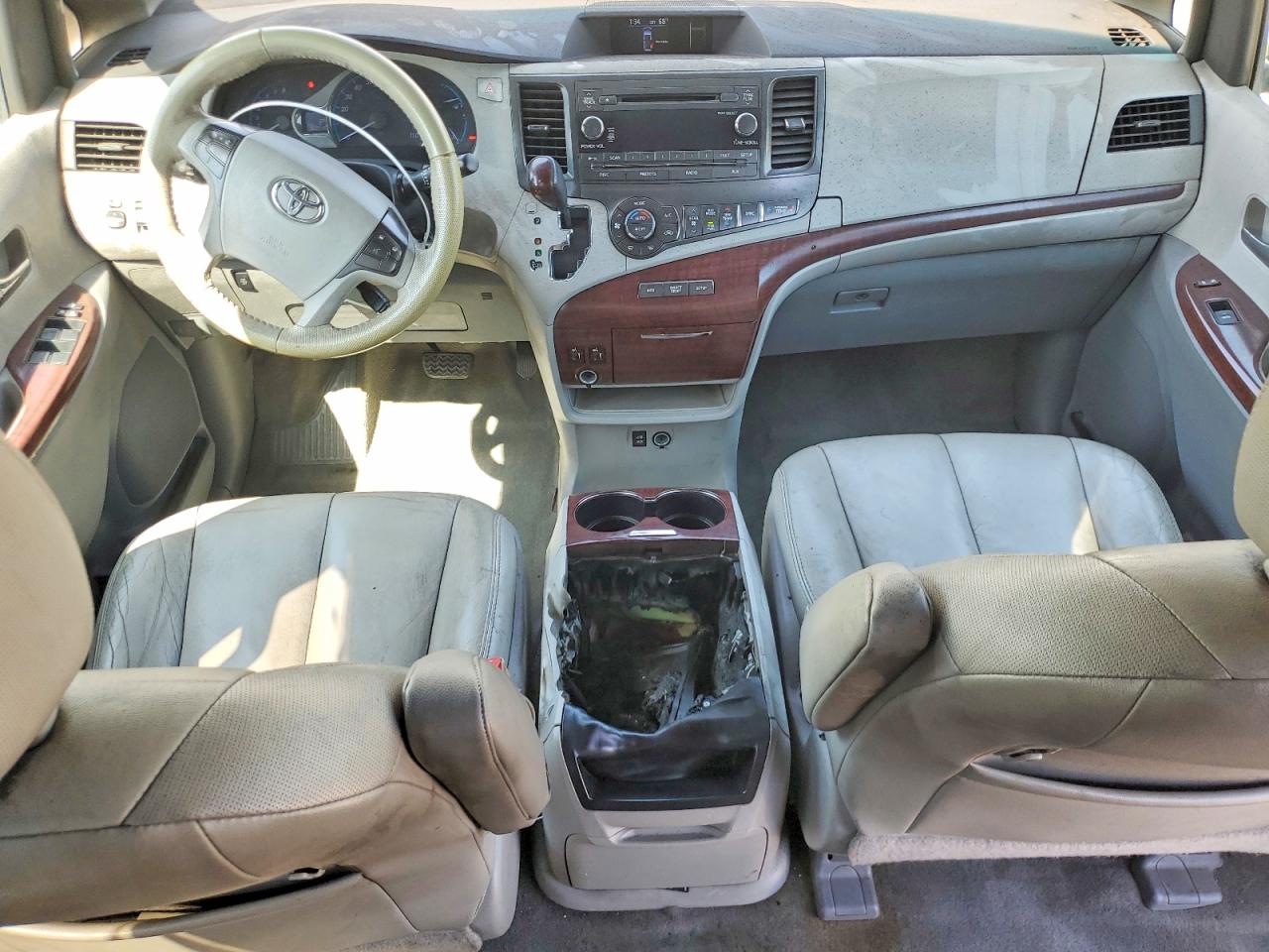 2014 TOYOTA SIENNA XLE 8-PASSENGER photo 8