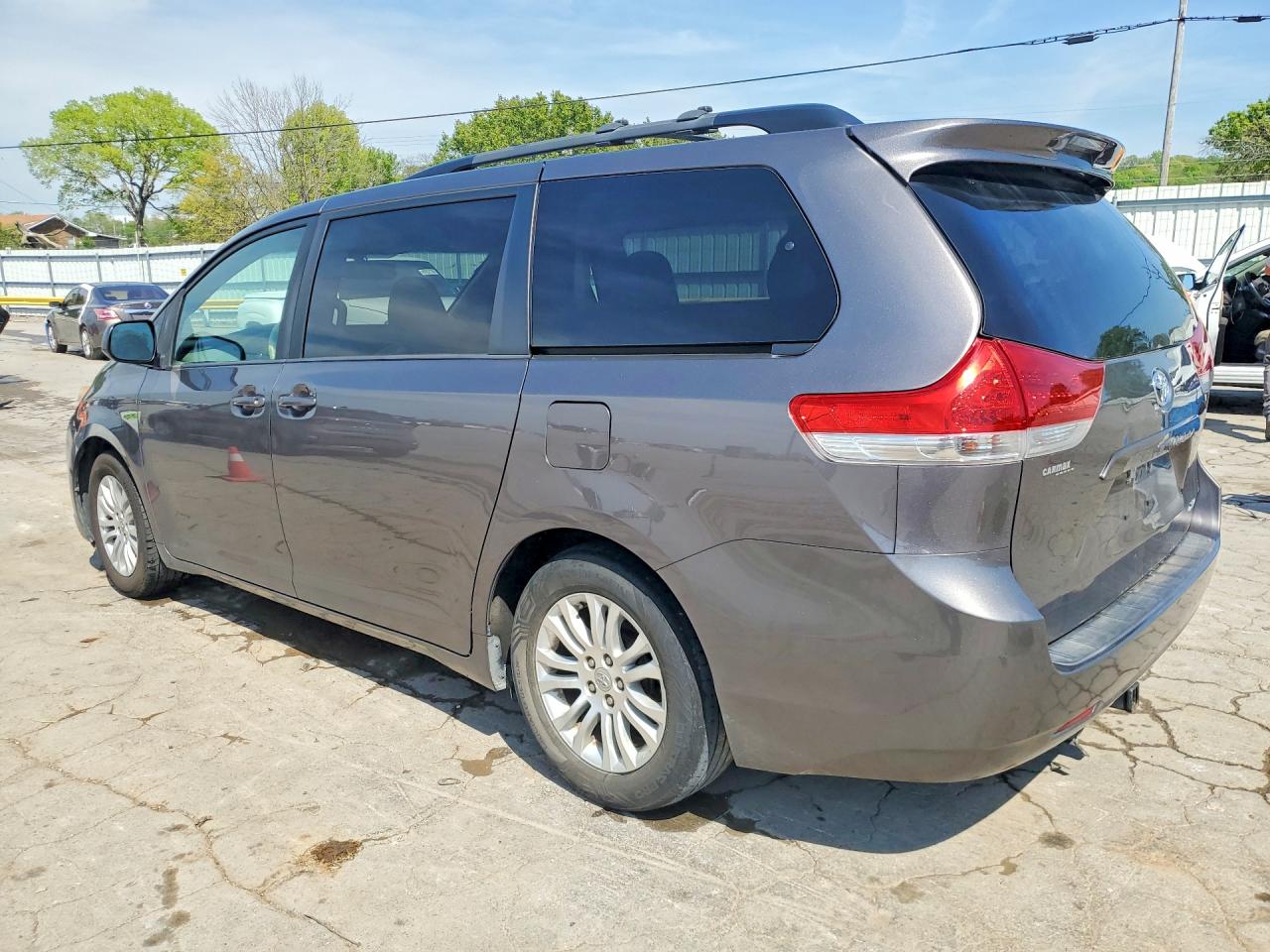 2014 TOYOTA SIENNA XLE 8-PASSENGER photo 2