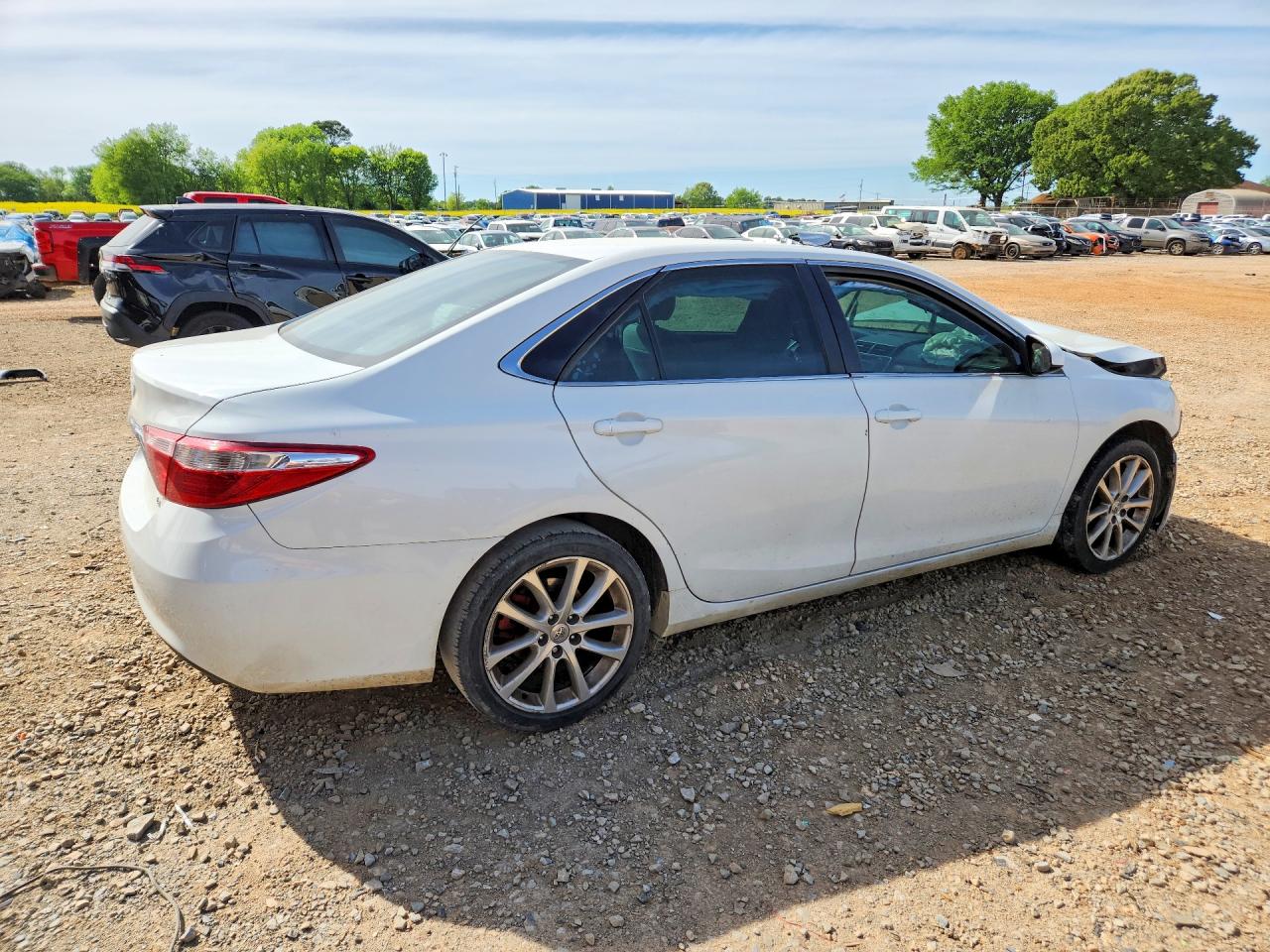 2015 TOYOTA CAMRY LE photo 5