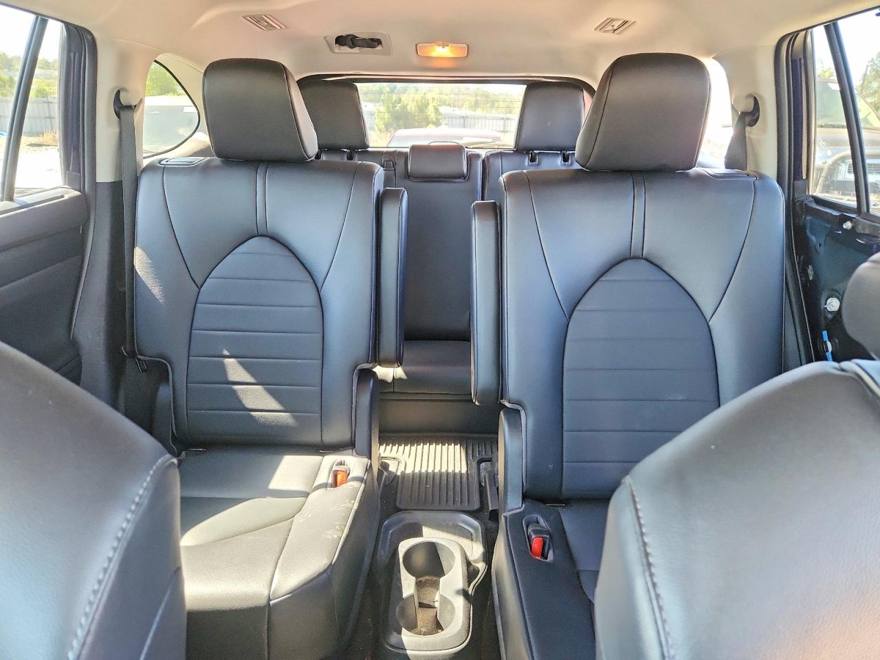 2022 TOYOTA HIGHLANDER XLE photo 19