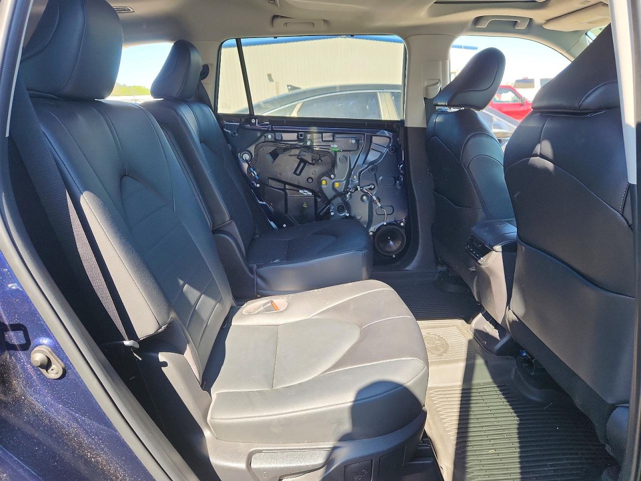 2022 TOYOTA HIGHLANDER XLE photo 21