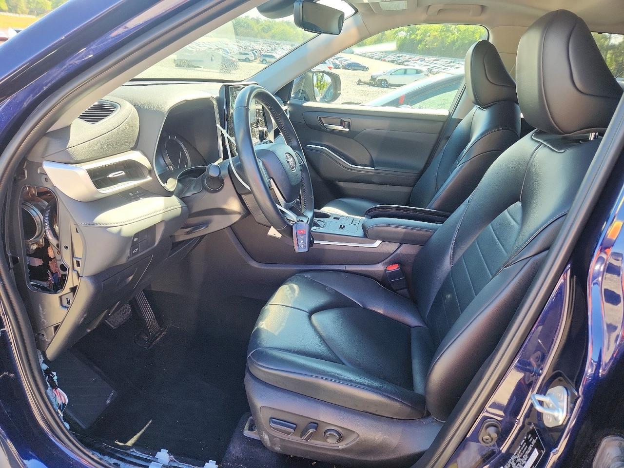 2022 TOYOTA HIGHLANDER XLE photo 13
